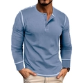 Detail eines blaugrauen Langarm-Henley-Shirts mit Kontrastnähten und Knopfleiste für Herren - S / Blau