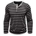 Dettaglio del colletto della maglia Henley a righe grigie con tre bottoni marroni e trama - S / Nero
