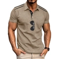 Detail eines khakifarbenen Poloshirts mit Kontraststreifen an den Schultern und Knopfleiste - S / Khaki