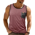 Detailansicht des rosenroten Herren-Muskelshirts mit bedruckter Tasche und Paspeln - S / Burgunderrot
