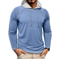 Detail mit Kontrastnähten und Raglanärmeln am blauen Herren-Kapuzenpullover - S / Hellblau