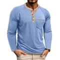 Detalle de la camiseta Henley azul claro con cuello en contraste beige y bolsillo al pecho - S / Azul