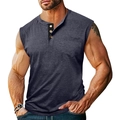 Dettaglio di una canotta Henley grigia con abbottonatura a tre bottoni e taschino - Blu navy