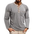 Detalle del cuello de la camiseta Henley con ribete caqui en contraste y botones - S / Gris claro