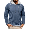 Detailsicht der Kontrast-Raglanärmel und weißen Nähte an einem dunkelblauen Hoodie - S / Blau