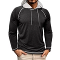Dettaglio della felpa con cappuccio slim da uomo con cuciture a contrasto e maniche raglan - Nero
