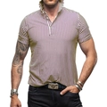 Detailaufnahme des vertikal gestreiften Strickstoffs und Kragendetails am Herren-Poloshirt - M / Braun