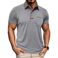 Details des grauen Poloshirts mit braunem Kontrastkragen, Brusttasche und Holzknöpfen - 3XL / Grau