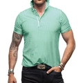 Detail eines grün-weiß gestreiften Herren-Poloshirts mit strukturierter Textur - M / Hellgrün