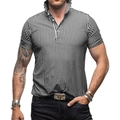 Detailansicht eines Herren-Poloshirts mit schwarz-weißen vertikalen Streifen - M / Schwarz