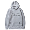 Sudadera gris claro con texto Life Is Better With My Boys y diseño de corazón - S / Gris Claro (With My Boys)