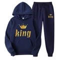 Dettaglio completo di felpa blu navy con corona dorata e scritte king su tessuto - Taglia S / KING / Blu navy