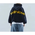 Dunkelblauer Oversize-Hoodie mit gelbem Rückendruck und hellblauen weiten Jeans - S / Marineblau mit gelbem Text