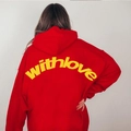 Oversize-Hoodie in Rot mit gelbem withlove-Aufdruck am Rücken und überschnittenen Schultern - S / Rot mit gelbem Text