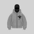 Detailansicht des Krähen- und Runendrucks auf einem grauen Gothic-Kapuzenpullover - S / Grau