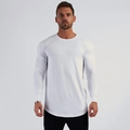 Eng anliegendes Herren Langarm Trainingsshirt in Weiß mit geschwungenem Saum und Rundhals - M / Weiß