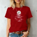 Damen Baumwoll-T-Shirt in Rot mit weißem Mond und Meeresreflexions-Grafikdruck - S / Rot