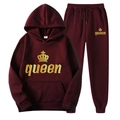 Tuta in pile bordeaux da donna con stampa corona Queen dorata e cappuccio regolabile - Taglia S / Top e Pantaloni (Queen) / Borgogna