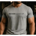 Grijs katoenen fitness t-shirt voor heren met zwarte NEVER GIVE UP print en ronde hals - S / Lichtgrijs
