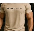 Heren slim fit katoenen t-shirt in kaki met Never Give Up print voor fitness en sport - S / Broken Wit