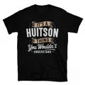 Détail à plat d'un t-shirt noir à col rond avec imprimé graphique Huitson vintage - M / Noir Texte HUITSON