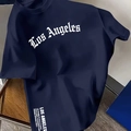 Detail des weißen Los Angeles Aufdrucks auf einem dunkelblauen Baumwoll-T-Shirt - S / Marineblau