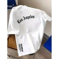 Wit 100% katoenen loose fit T-shirt met zwarte Los Angeles gotische letters op houten stoel - S / Wit