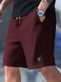 Détail du short bordeaux en maille gaufrée avec taille élastique et texture douce - Bordeaux