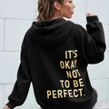 Schwarzer Kapuzenpullover mit gelbem Rücken-Slogan It's Okay Not To Be Perfect - S / Schwarz