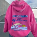 Sweat à capuche rose oversize avec imprimé graphique de plage au dos pour hommes et femmes - S / Rose rouge