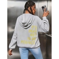 Grauer Oversize-Hoodie mit gelber Rückenbeschriftung für stylischen Streetstyle - S / Hellgrau
