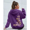 Übergroßer lila Kapuzenpullover für Damen mit gelbem Spruch It's okay not to be perfect - S / Lila