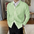 Dettaglio del cardigan in maglia verde menta da uomo con revers classico e polsini - M / verde chiaro