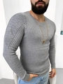 Détail d'un pull en tricot gris pour hommes avec motif en nid d'abeille et manches plissées - S / Gris