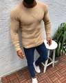 Détails de la maille gaufrée et manches côtelées sur un pull beige ajusté pour homme - S / Camel