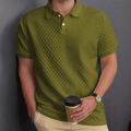 Detail eines olivgrünen Jacquard-Strickpolos mit Waffelstruktur und weißen Knöpfen - S / Olivgrün