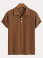 Détail du polo en tricot marron montrant la texture ajourée et les boutons blancs - M / Brun Foncé