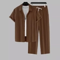 Ensemble chemise à manches courtes et pantalon plissés marron pour homme avec t-shirt blanc - S / café