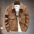Klassische braune Workwear-Jacke aus robustem Canvas mit Taschen vor grauer Texturwand - M / Kaffeebraun