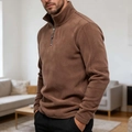 Pullover da uomo in pile marrone con colletto a lupetto, mezza zip e dettagli sulle maniche - S / Marrone