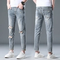 Jeans azzurri slim fit da uomo con strappi alle ginocchia e dettagli sfrangiati - EU 28 / Azzurro