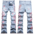 Herren-Schlagjeans mit blauer Waschung und Pflaumenstickerei in Vorder- und Rückansicht - EU 38 / Hellblau (5711#)