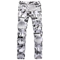 Detailansicht der schmalen Herrenhose mit schwarzem Zeitungsdruck und Streetstyle-Mustern - EU 38 / Zeitungsdruck (5011#)