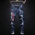 Schmal geschnittene Herrenjeans in Dunkelblau mit aufwendiger Karpfen- und Kirschblütenstickerei - EU 28 / Dunkelblau (CK7703#)