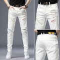 Schmale weiße Herrenjeans im Distressed-Look mit Totenkopf-Print und Stickereien - EU 28 / Weiß