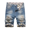 Herren Denim-Shorts in Hellblau mit Graffiti-Aufschlag und Destroyed-Effekten - EU 28 / Blau