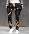 Detailansicht der schmalen schwarzen Herrenjeans mit goldenem Graffiti-Tintenspritzer-Druck - EU 38 / Schwarz Mit Goldenen Spritzern