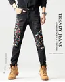 Detail van heren slim jeans in zwart met kleurrijke verfspatten en distressed patches - EU 38 / Kleurrijke Verfspatten Zwarte Stijl (TC2990#)