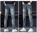 Detalle de vaqueros de patchwork para hombre con cordones cruzados y textura desgastada - EU 28 / Azul