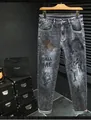 Detailansicht der gewaschenen Jeans mit Stickerei und Call Me Druck im Street-Style - EU 28 / Grau